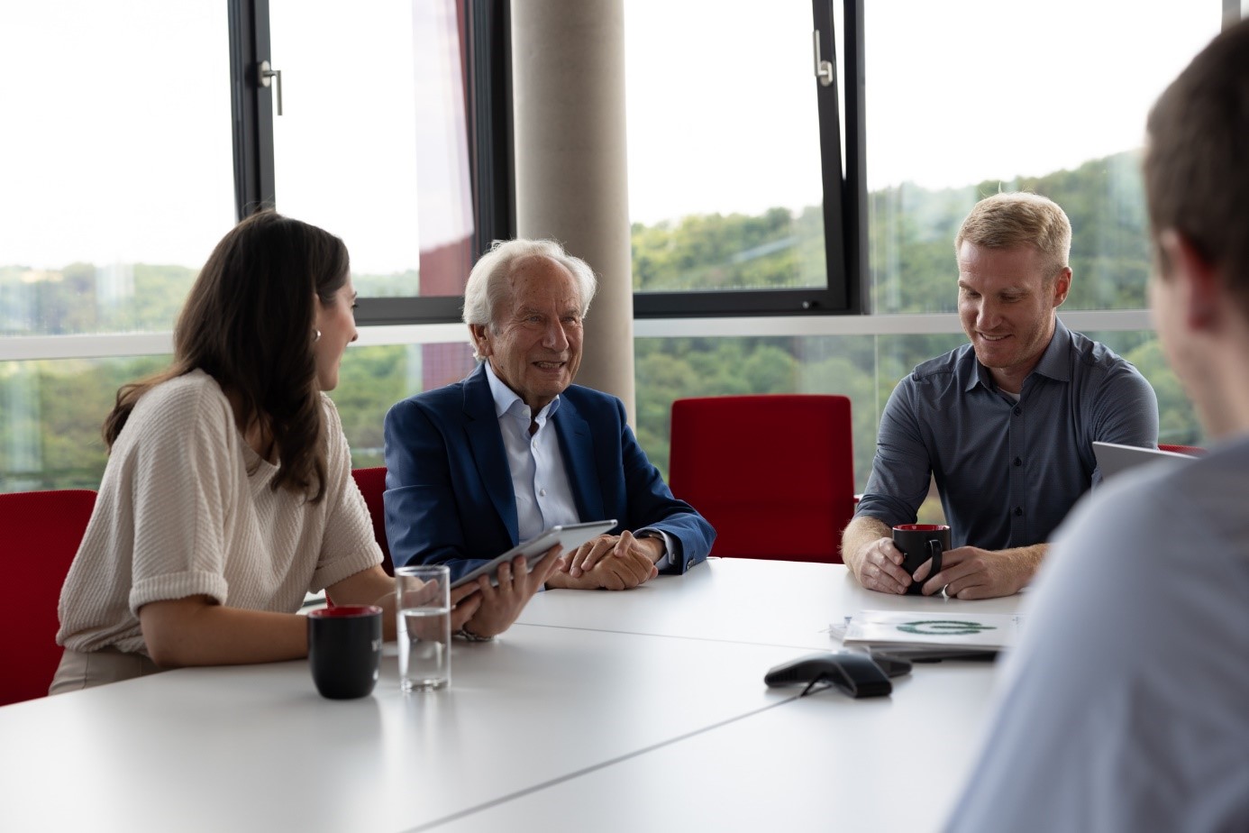 Prof. Dr. August-Wilhelm Scheer mit jungen BeraterInnen im Scheer Tower