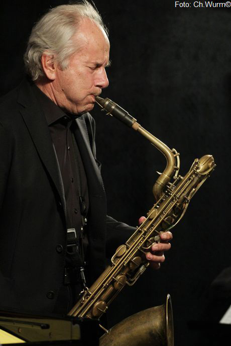 Prof. Dr. August-Wilhelm Scheer beim Spielen des Saxophons