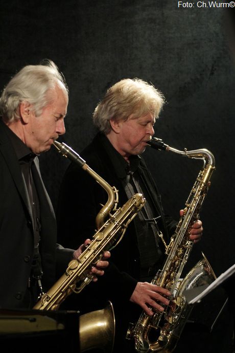 Prof. Dr. August-Wilhelm Scheer beim Spielen des Saxophons in der Band
